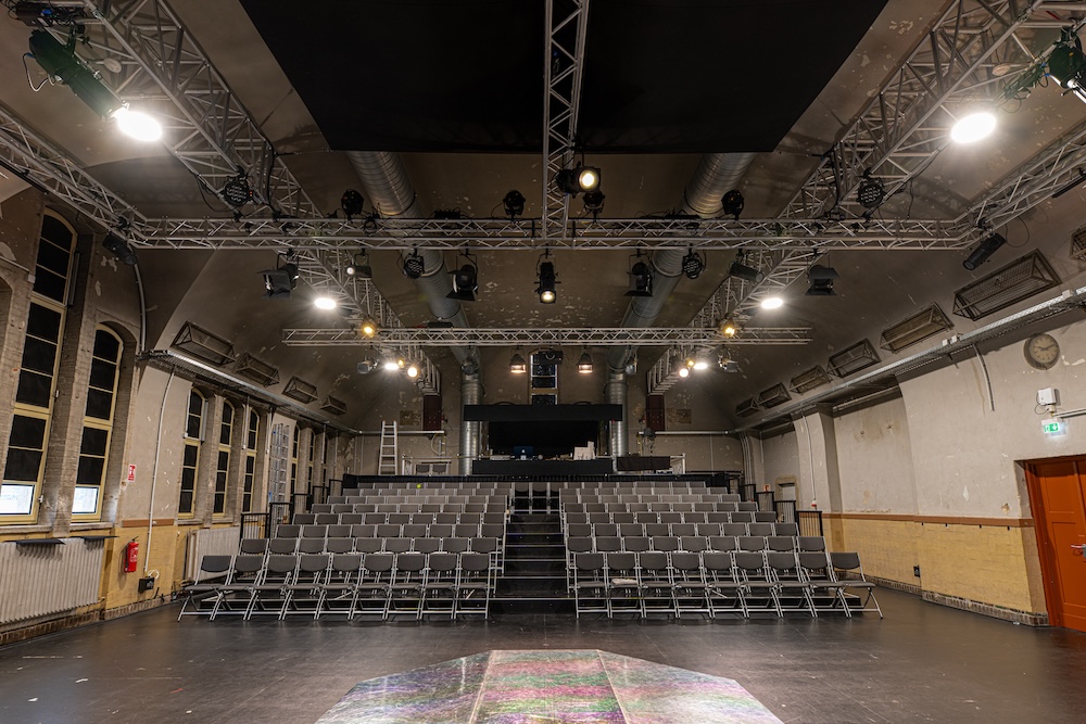 Unser oberer Theatersaal mit leeren Stuhlreihen und leerer Bühne.