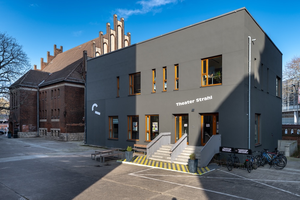 Theatergebäude von außen. Altes Backsteingebäude neben modernem Anbau.