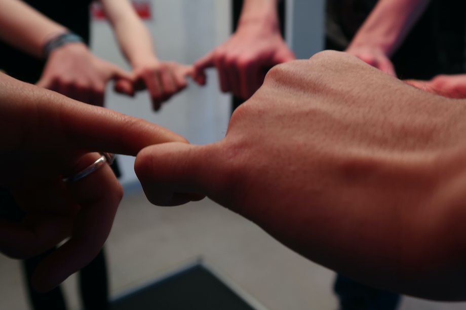 Sich haltende Hände und ineinander verschränkte Finger bilden einen Kreis.