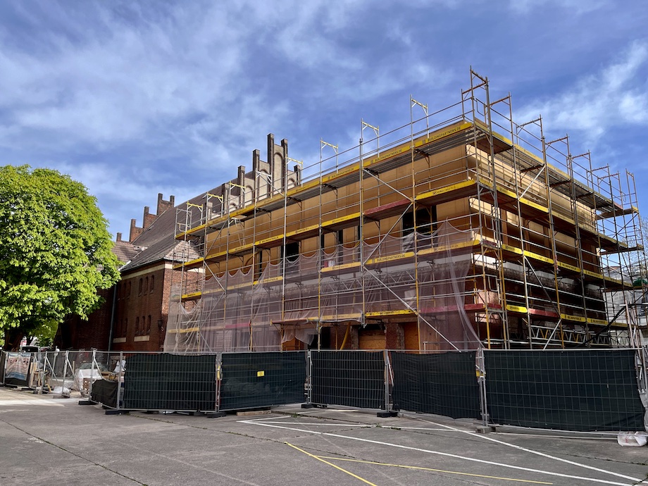 Theater Strahl mit Baugerüst.